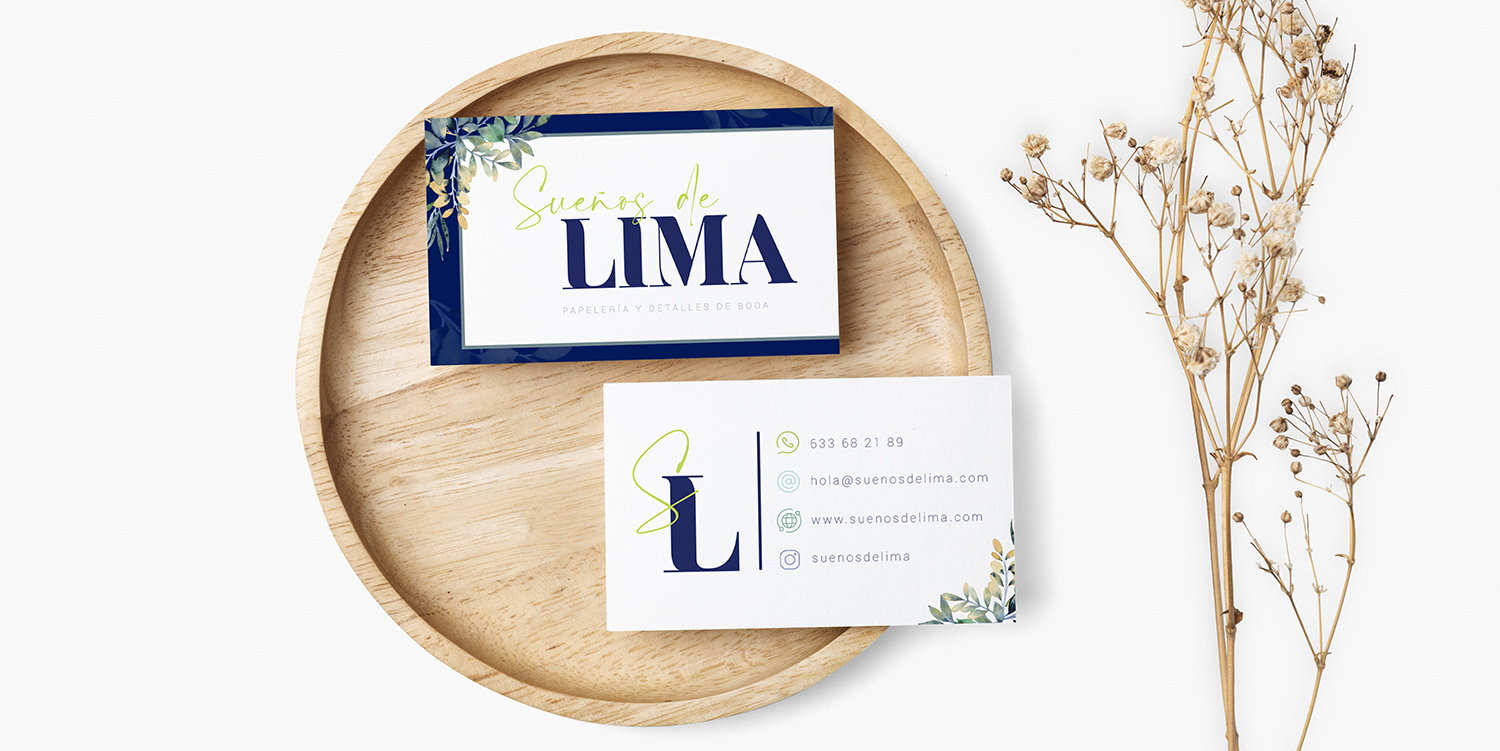 Flyer psd mockup on wooden plate in flat lay style